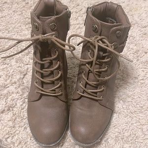 Daisy Fuentes tie up boots